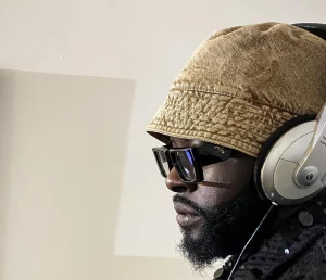 Le chanteur camerounais Locko appelle les citoyens à voter le 12 octobre, un geste fort pour encourager la jeunesse à participer au changement.