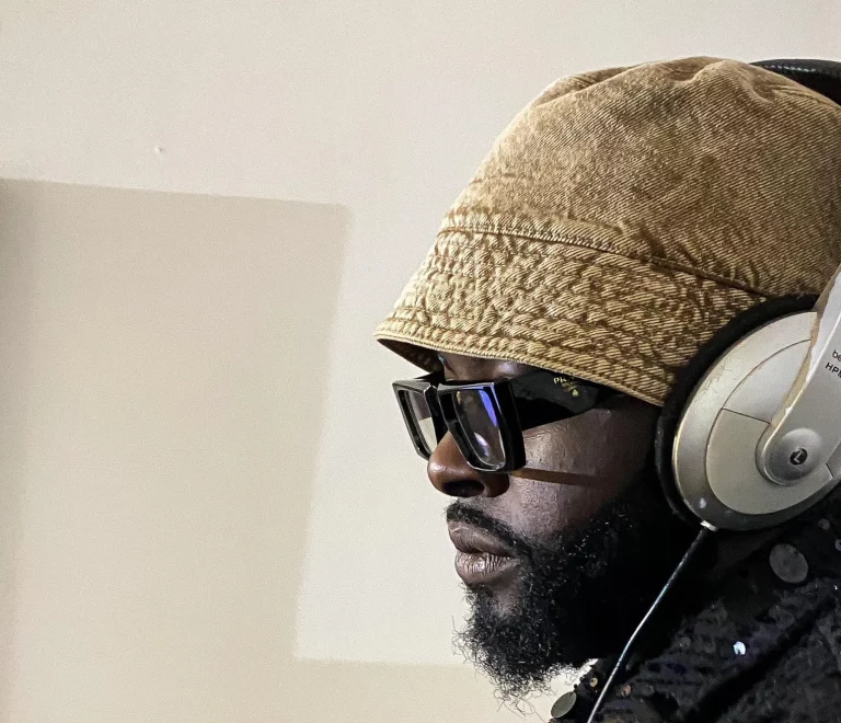 Le chanteur camerounais Locko appelle les citoyens à voter le 12 octobre, un geste fort pour encourager la jeunesse à participer au changement.